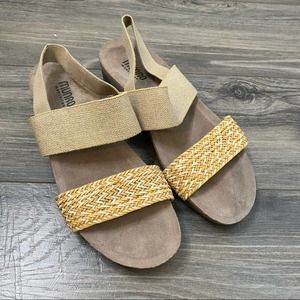 Munro tan strappy sandals size 8.5